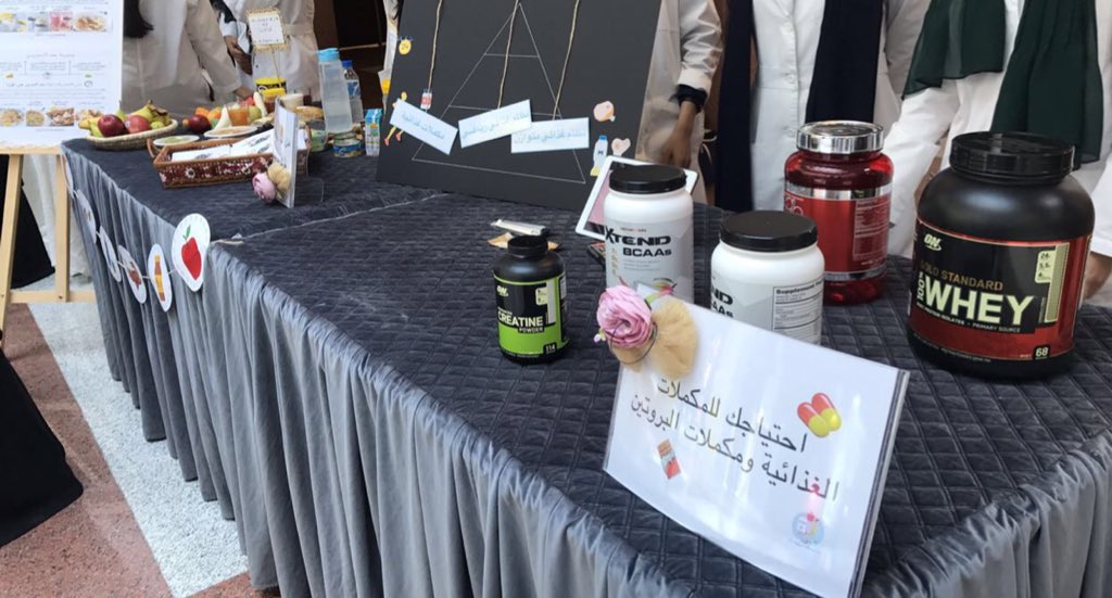 ClinicalNut15's tweet photo. دشن قسم التغذية العلاجية بجامعة الملك عبدالعزيز فعالية "اعْتَدْ" في كلية الهندسة والتي تهدف الى التوعية بأهمية التغذية الرياضية. وقد تم تغطية عدة مواضيع مهمة مثل: التغذية قبل وبعد التمرين، المكملات الغذائية وأهمية شرب الماء ✨ https://t.co/Vb9akrgvy3