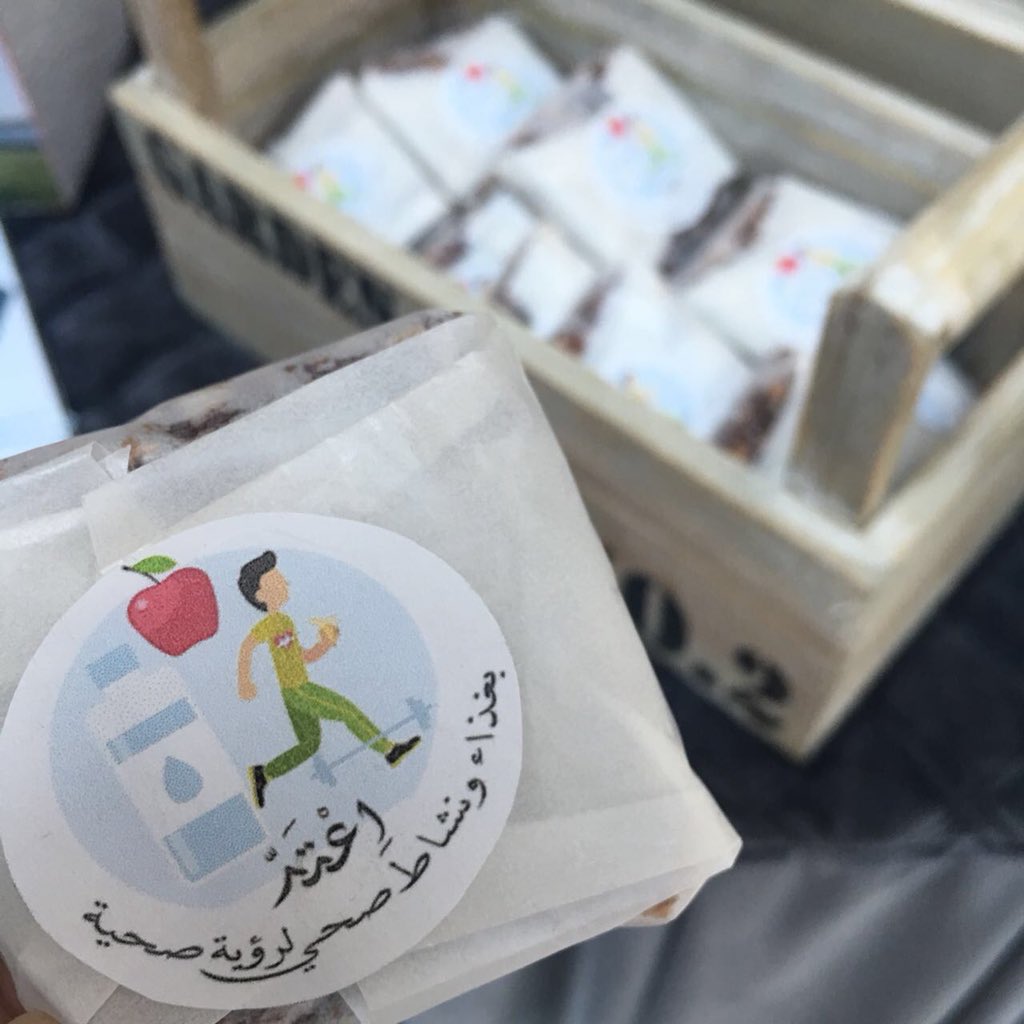 ClinicalNut15's tweet photo. دشن قسم التغذية العلاجية بجامعة الملك عبدالعزيز فعالية "اعْتَدْ" في كلية الهندسة والتي تهدف الى التوعية بأهمية التغذية الرياضية. وقد تم تغطية عدة مواضيع مهمة مثل: التغذية قبل وبعد التمرين، المكملات الغذائية وأهمية شرب الماء ✨ https://t.co/Vb9akrgvy3