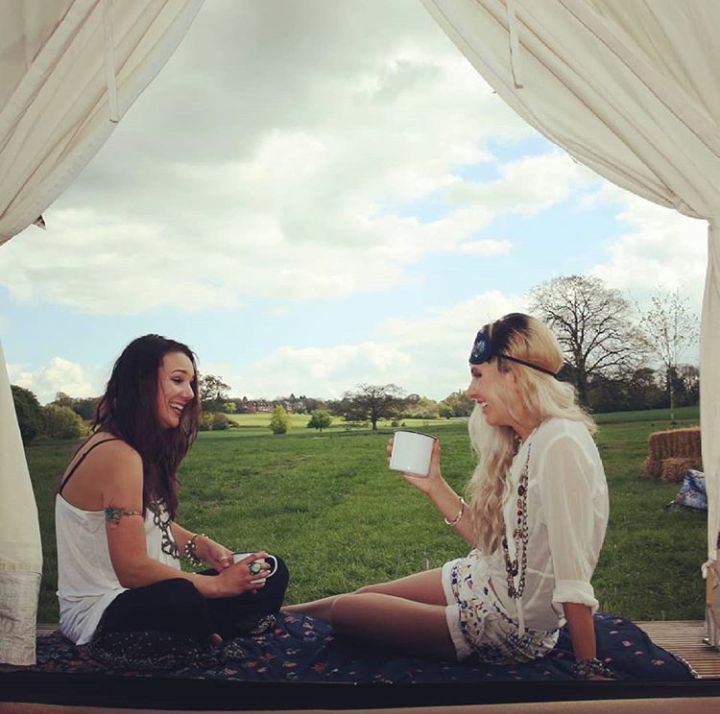 Remembering when it was warm enough to have #afternoontea outside on the Fly away Floral #sleepingbag
We have sold out of this design, but you can get it through our #kickstarter and on Amazon!

#glamping #festival #tbt