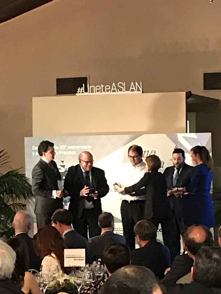 Secure_and_IT's tweet photo. 👋🏼¡Buenos días! Hoy estamos muy contentos porque nuestro director general @pacovalencia74 recogió ayer su premio como experto mejor valorado por los asistentes a #ASLAN2017. ¡Enhorabuena! 👏🏼👏🏼👏🏼👏🏼#ASLAN2018 #ciberseguridad https://t.co/7W0tosltqL
