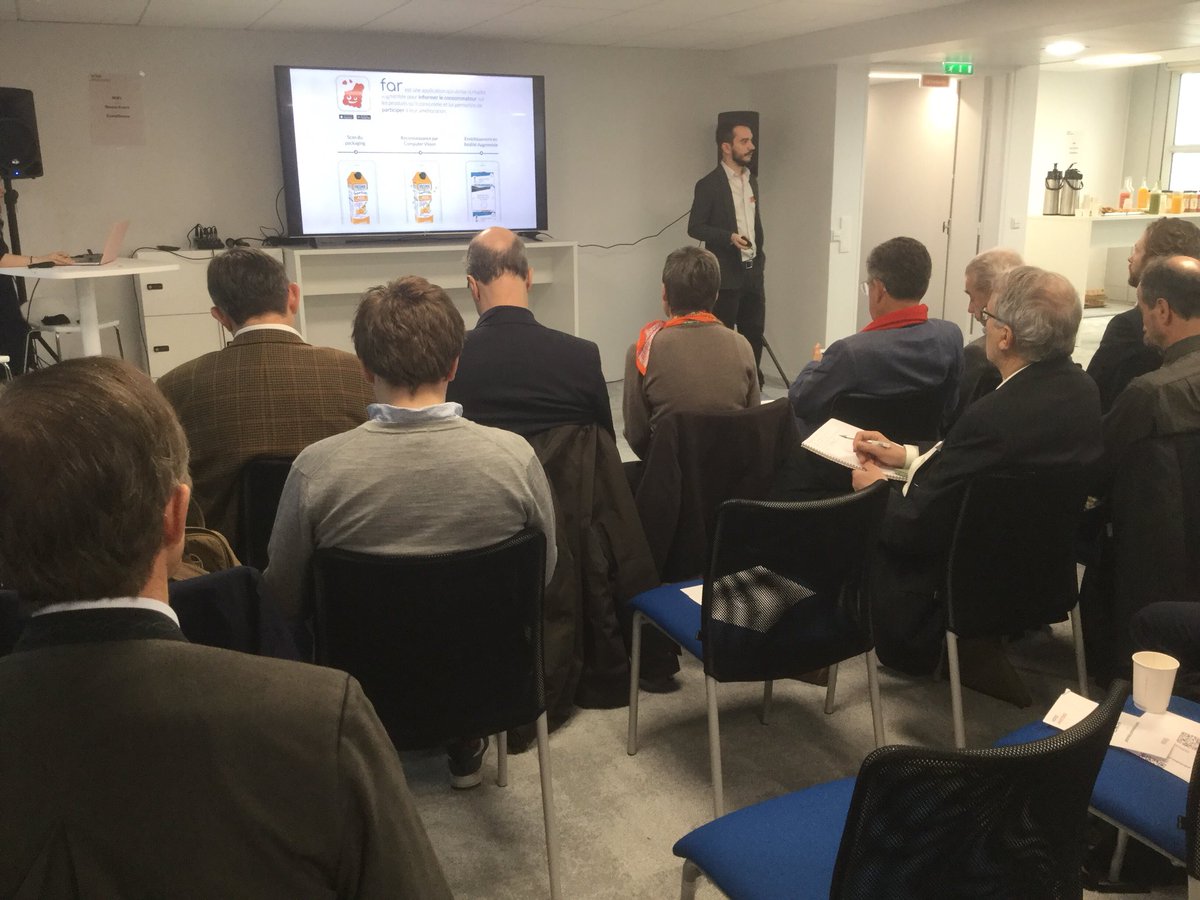 Paris_and_Co's tweet image. Au tour de @far_application, incubée à @SmartFoodParis; pour communiquer facilement via les #packagings de produits alimentaires avec la #RéalitéAugmentée. #PitchDay
