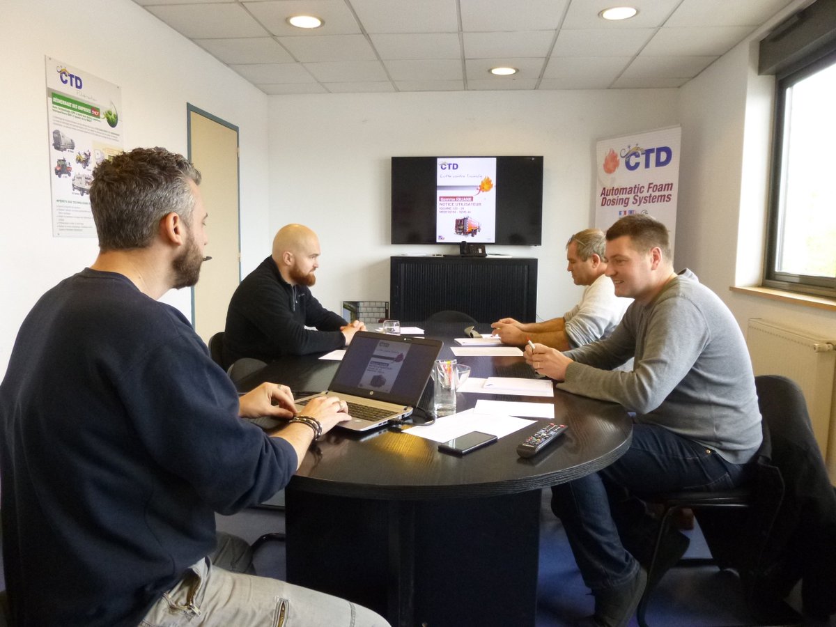 CTD_PI's tweet photo. When CTD feets @SDIS44 : cette semaine CTD prend soin du SDIS44 avec l'entretien du matériel CCGC à l'atelier, et formation de l'équipe avec des participants motivés!#CTD#formation#CCGC https://t.co/5ryW2vgaF1