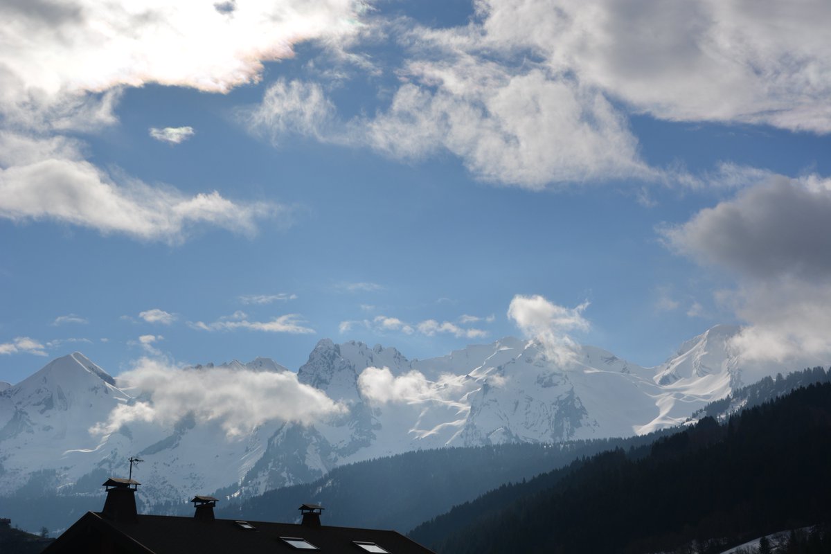 AvelTourisme's tweet photo. #Live #mongranbo #vue depuis le village vacances #LeSavoy . Fermeture du domaine skiable le 20 avril. Le prix des forfaits baisse, les nôtres aussi #promoprintemps #Ternelia 
#challengedespisteurs #ski #Legrandbornand #SAVOIE #74 #Annecylake #ALGB #LYON #GENEVE #DIJON #PONTARLIER https://t.co/fhxiJEX9B9