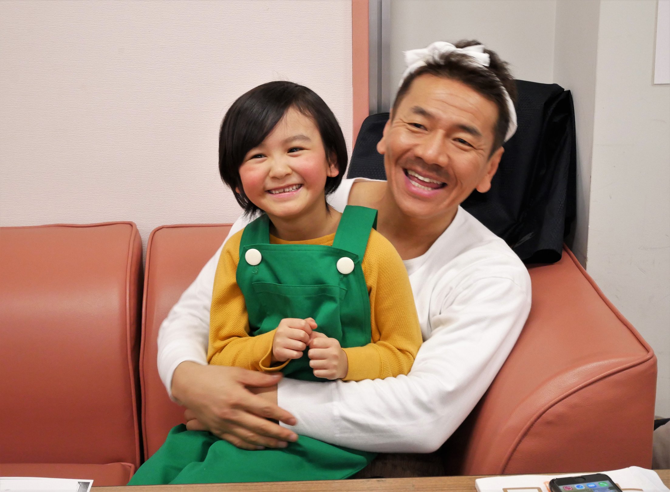Spドラマ 天才バカボン3 5 4 金 よる9時放送 公式 Pa Twitter 上田さんに抱っこされているのは ハジメちゃん役の早坂ひらら ちゃん 撮影現場では 本物の親子みたいに仲良しなんですよ それにしても上田さん いいパパ過ぎです 天才バカボン バカボン