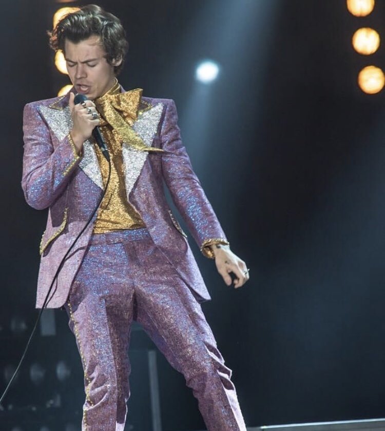 wildharry94S's tweet photo. @Harry_Styles you’re driving me crazy ❤️🧡💛💚💙💜 https://t.co/2KISyVSEiN