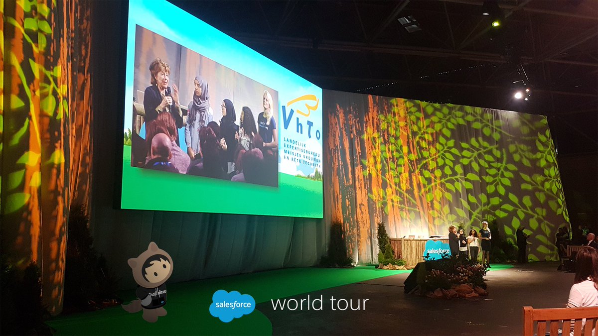 Zojuist interviewde <a href="/NeelieKroesEU/">Neelie Kroes</a> jonge meiden over het belang van techniek en programmeren. #SalesforceTour