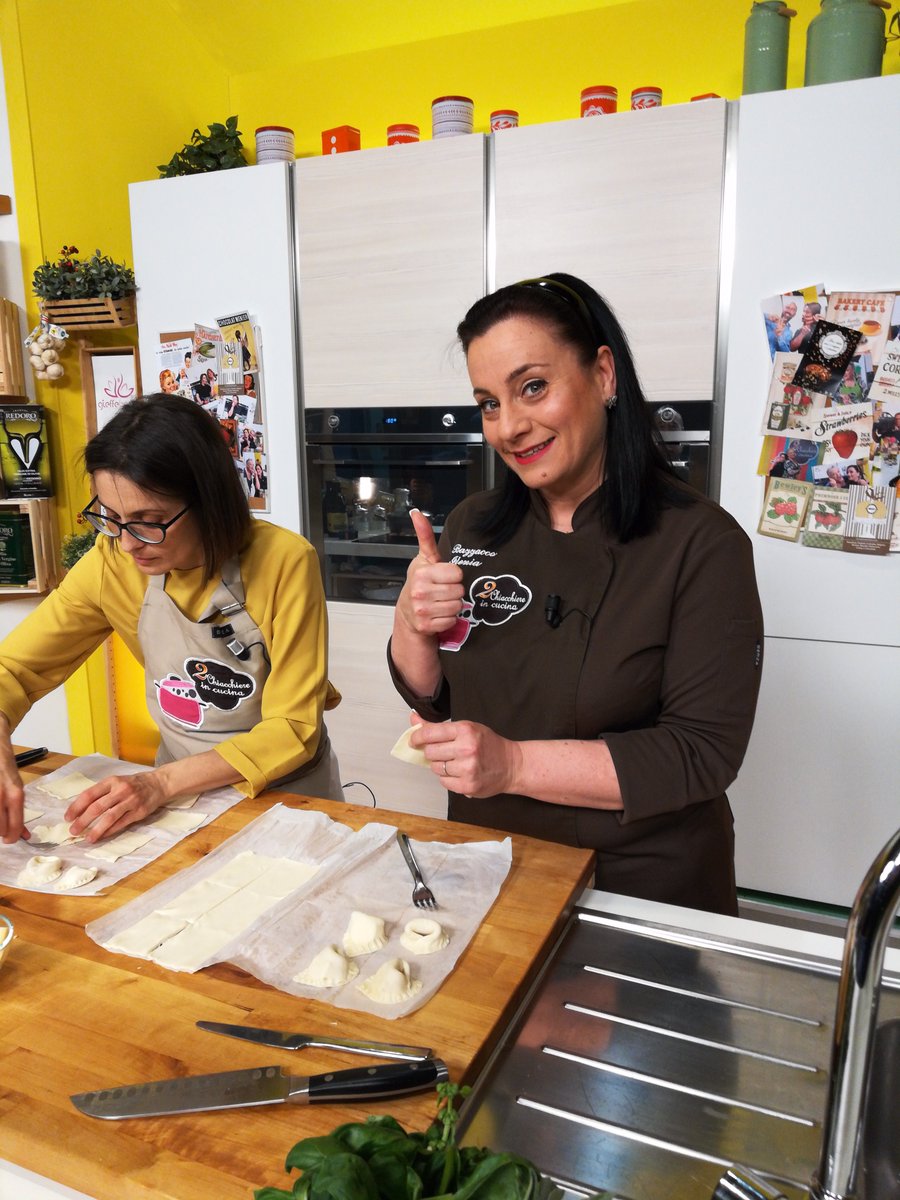 #TORTELLI di #SFOGLIA con #PANCETTA e #CACIOTTA con la nostra amica ❤️Gabriella #ricette #cibo #food #cucina #cucinaitaliana #yummy #foodie #cooking #gnam #mangiaresano #cookingshow #cook #creareincucina #cibobuono #pastasfoglia #madewithlove #ricetta ->bit.ly/2JxG3g8