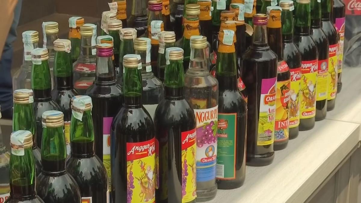 ロイター インドネシアで有害な密造酒販売 人が死亡 字幕 11日 T Co Ie8nf8jaro