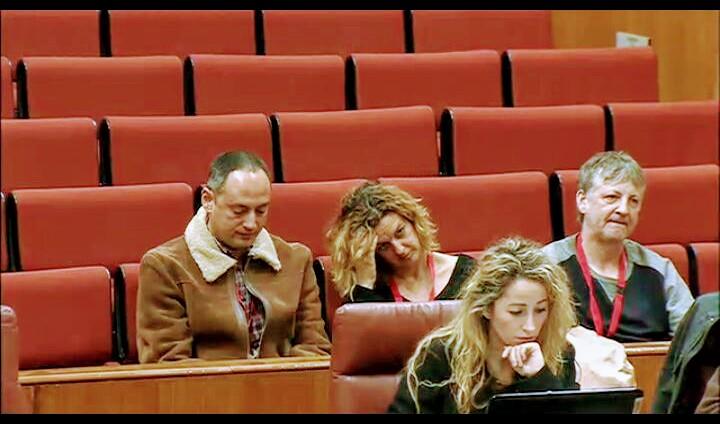 Currantes <a href="/112/">112</a> en el <a href="/ParlamentoAnd/">Parlamento Andalucía</a> mientras <a href="/JOSELARU/">Jose Latorre</a> nos cuenta que podemos perder nuestros puestos de trabajo... #miedonunguno ya conocemos ese argumento y más miedo nos da seguir como hasta ahora  #112SaludResp061PublicosYa