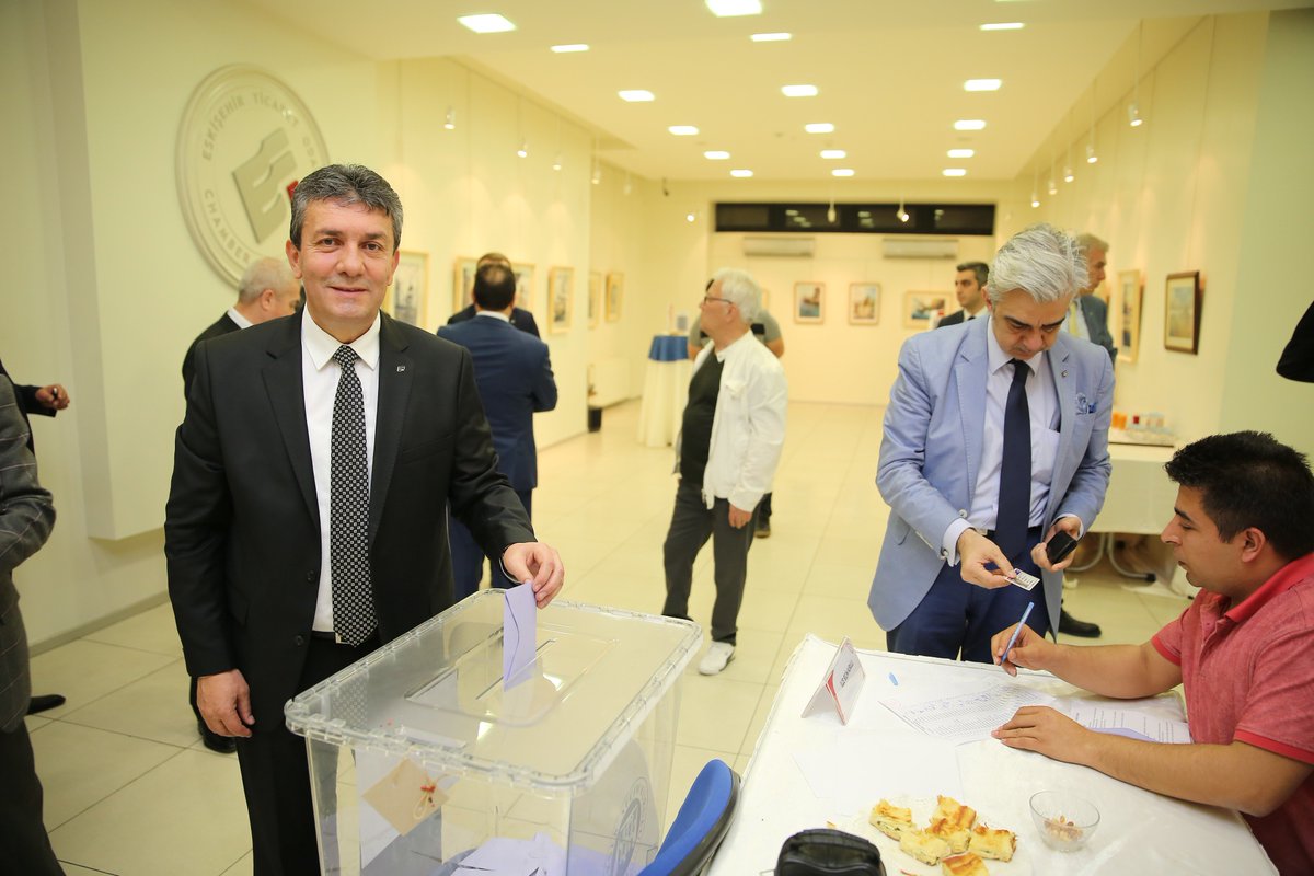 ETO'nun yeni dönem ilk meclis toplantısında yapılan oylamada Halil İbrahim Ara Eskişehir Ticaret Odası’nın yeni meclis başkanı olurken, Metin Öztürk ve İbrahim Atilla Sabahçı meclis başkan yardımcısı, Mustafa Çekiç ise meclis divan katibi oldu.