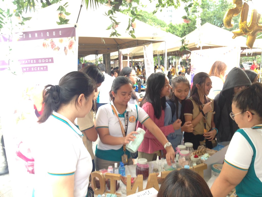 TitaniquePh's tweet photo. Surge of buyers before the closing of the booth 💞
#DropItWithConfidence https://t.co/FnsIFJvNFp