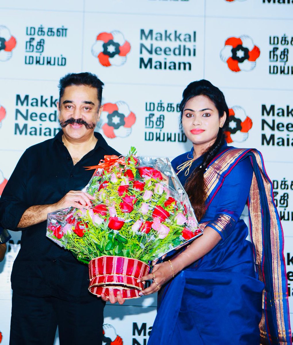 iamdivyakrish's tweet photo. வணக்கம் உறவுகளே.......🙏
@TamilNaduCPA சார்பாக @maiamofficial தலைவர் திரு @ikamalhaasan அவர்களை மரியாதை நிமித்தமாக சந்தித்த போது எடுக்கபட்ட புகைப்படம்...
#TNCPA #SAHET #MakkalNeedhiMaiam #MNM #KamalAppealToPm #Nammavar https://t.co/289WnrLwf4