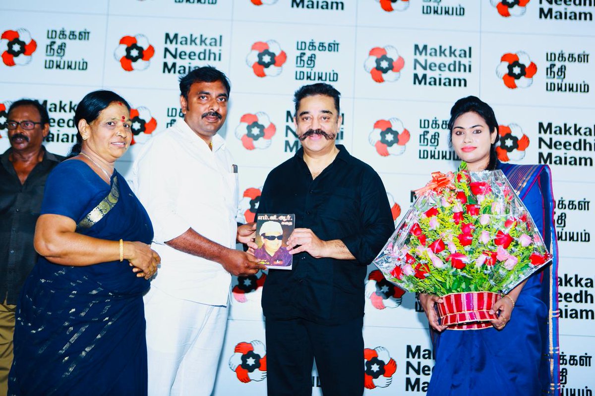 iamdivyakrish's tweet photo. வணக்கம் உறவுகளே.......🙏
@TamilNaduCPA சார்பாக @maiamofficial தலைவர் திரு @ikamalhaasan அவர்களை மரியாதை நிமித்தமாக சந்தித்த போது எடுக்கபட்ட புகைப்படம்...
#TNCPA #SAHET #MakkalNeedhiMaiam #MNM #KamalAppealToPm #Nammavar https://t.co/289WnrLwf4