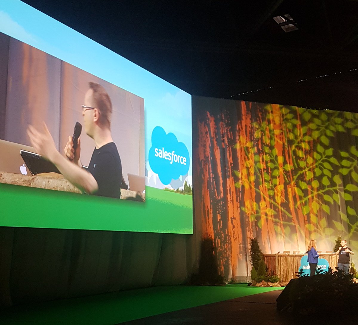 salesforce_NL's tweet photo. Trailblazer @NaturallyPaul wordt geïnterviewd door @polly_sumner: "You guys are all #Trailblazers!" #SalesforceTour #trailblazer https://t.co/xrsdIDTYHQ