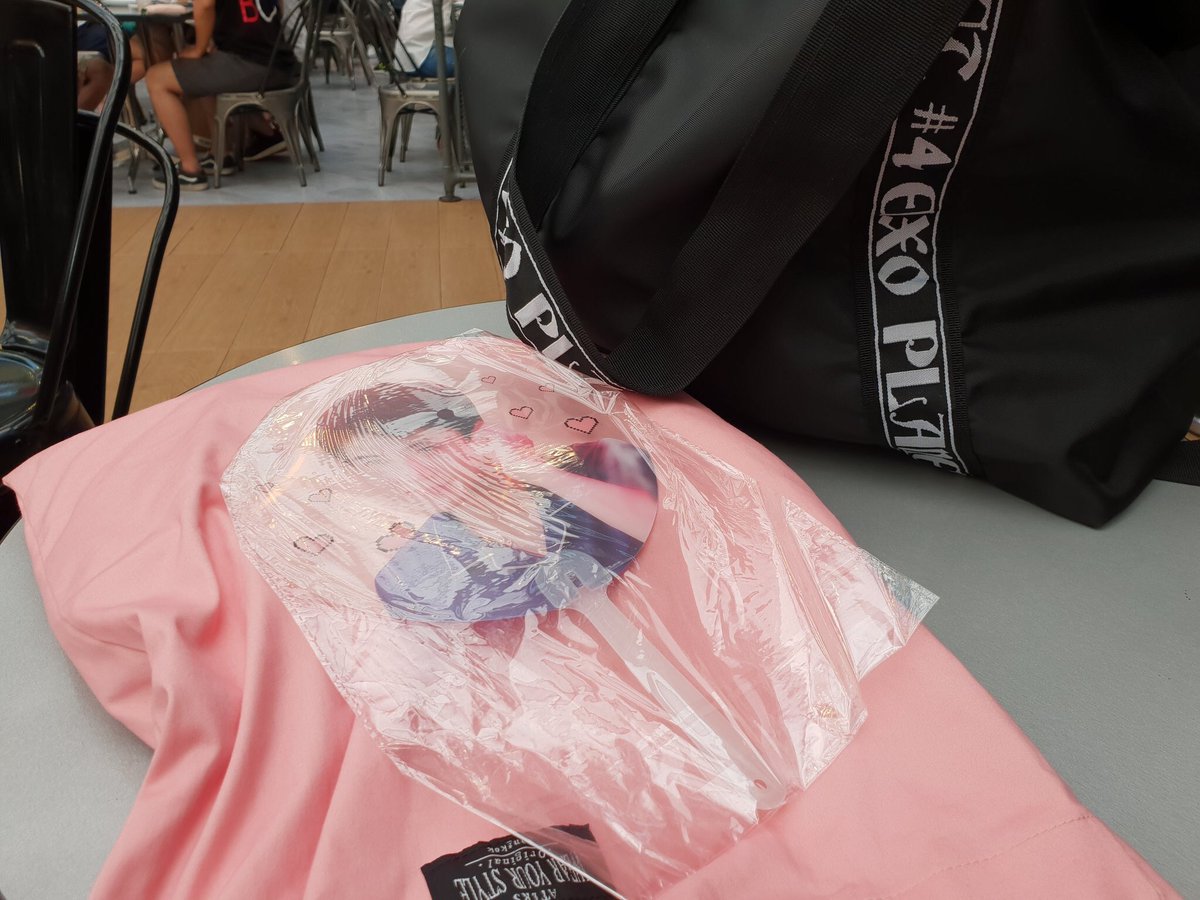 KINGSMAN_94's tweet photo. มาแล้วค่ะ Siam Center ชั้น 4 ตรงข้ามร้าน on the table แจกตอน 16:30น ค่า 🐥🐥🐥🐥✨✨🌸🌸🌸🌸 https://t.co/Td91WdOzbc
