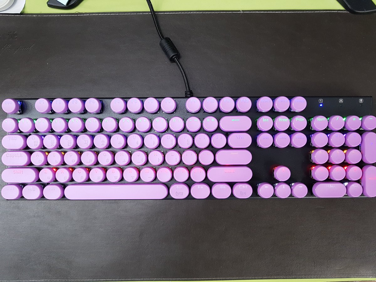 comwoori's tweet photo. 75번째 이벤트 입니다.
ABKO K640 기계식 청축 키보드에 ABKO 조약돌 연보라 키캡을 장착한 제품입니다. 키 하나하나 제가 교체했구요. 보라색이 검은색이랑도 잘 어울리는것 같네요.
RT버튼 눌러주시구요. 한분 추첨해서 드리겠습니다.
4월16일(월) 오후 5시 이후에 추첨하겠습니다! https://t.co/SkjD0jaMdv