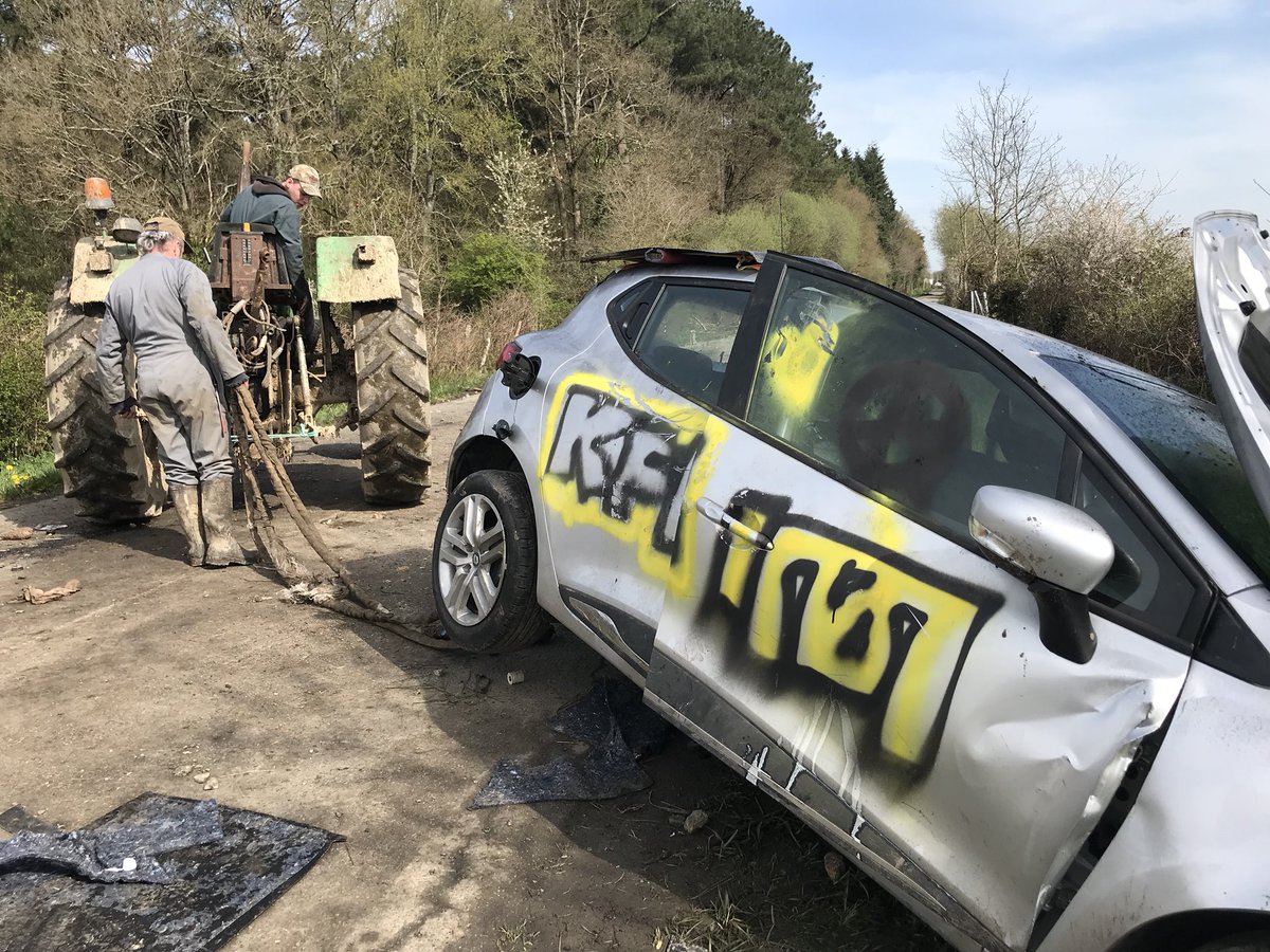 vescolano's tweet photo. #zad #nddl Fourrière locale pour une voiture d’un journaliste, arrivé très tôt le matin et qui n a pas eu le temps de quitter les lieux quand ça a chauffé au carrefour de la Saulce. https://t.co/aGFu2lD9u9