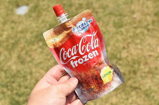 miindyko's tweet photo. Coca-Cola ที่ญี่ปุ่นมีแบบถุงแล้ววววว พอเอาไปแช่งแข็งจะกลายเป็นสเลอปี้ น่ากินมากเว่อร์~~~~ https://t.co/ZZwCmf7aVX