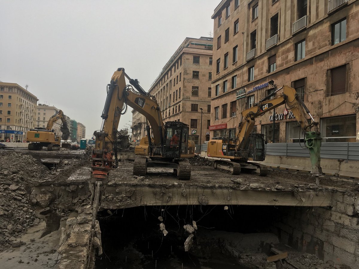 CantiereB's tweet photo. Iniziata nel Cantiere Bisagno la demolizione della soletta della vecchia copertura in Viale Brigata Bisagno lato piazza della vittoria #aggiornamentiBisagno @italia_sicura @LiguriaOnLine https://t.co/35mxMq9x8w