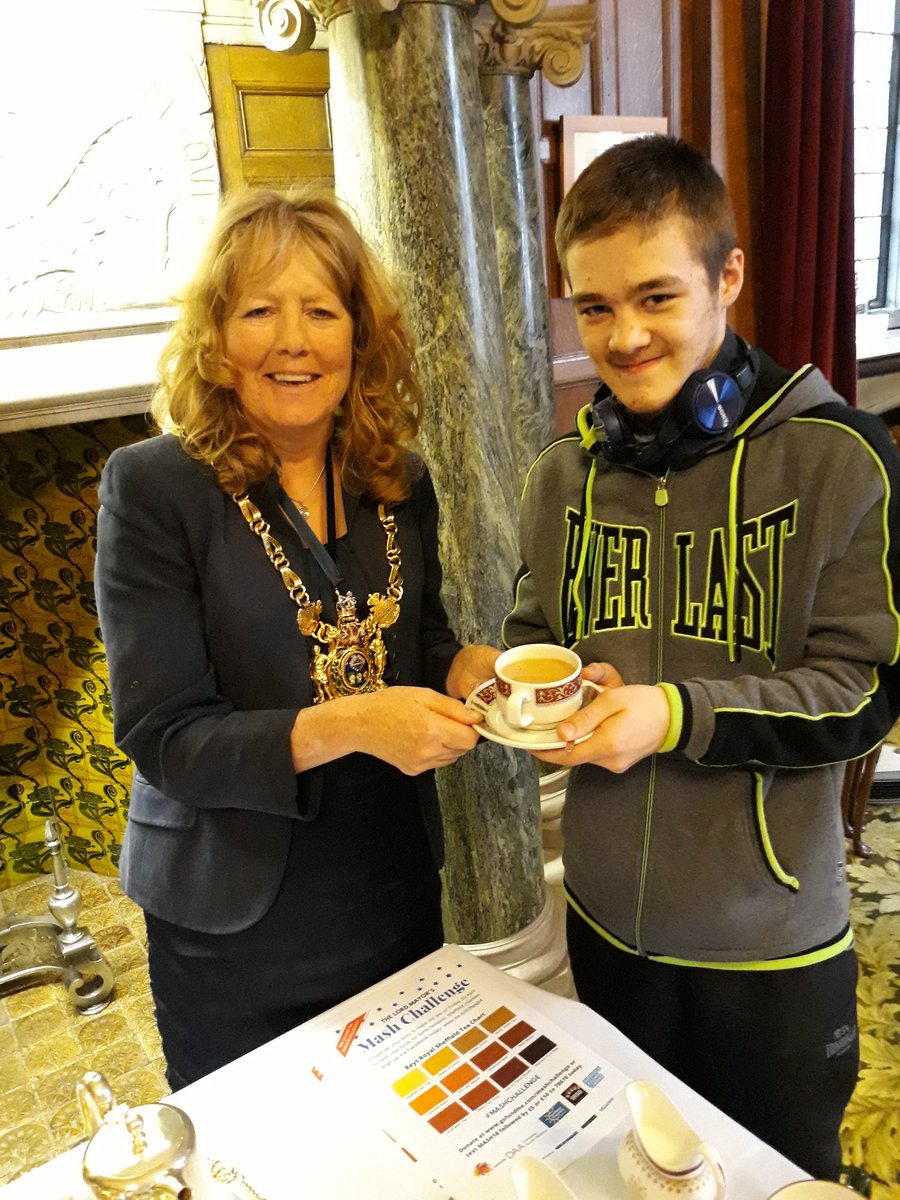 Eeh reyt lovely cuppa! The Lord Mayor's been making tea for #youngcarers today!  How many cups will your boss make to support great Sheffield charities? #mashchallenge bit.ly/2J5pqb4
<a href="/mayorsconsort/">LordMayorsConsort</a> @ArtWorksSheff <a href="/DementiaUK/">Dementia UK</a> <a href="/SHCFundraising/">Sheffield Hospitals Charity</a>  <a href="/SRSBCharity/">SRSB and RSS</a> 
<a href="/Sheffieldis/">#Sheffieldissuper</a>
