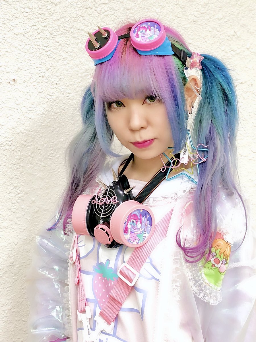ステイホームbrokendoll Japan على تويتر 新作情報 ブロークンドールのスタッフ背骨のイラスト入りガスマスクとゴーグル 今年大注目のサイバーファッションにメンヘラなイラストをミックスした最新サイバーファッション ライブ衣装にもオススメ 通販