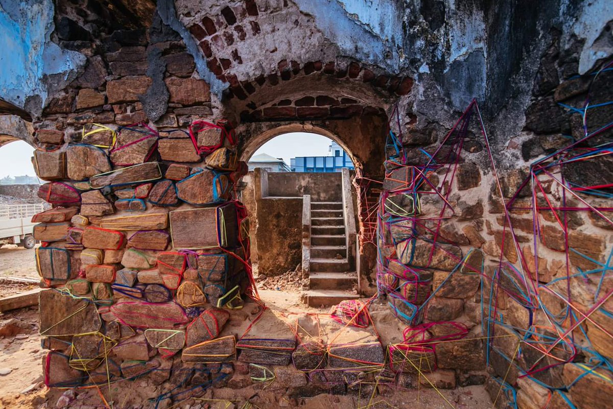 PAGoFestival's tweet photo. #Throwback #PAGo2017 This former warehouse was used to draw attention to the cultural product of the Silk Sari, which gives Berhampur its identity !

#WarehouseOfCulture 

More such inspirational art stories at #PAGo2018 
https://t.co/BBvTUyzPN7 https://t.co/jqun4bLH2D