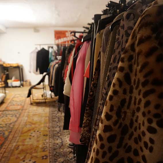 BouffesDuNord's tweet photo. • Dans les coulisses •

Comme un air de friperie dans les loges des Bouffes du Nord... ✨
"The Beggar's Opera", J-8 !

Infos et résas 👉 https://t.co/DEfUsv0XAn https://t.co/qiATfyTmfl