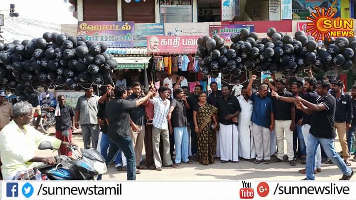 CatchMano2022's tweet image. சாலைகள்ல கருப்புக் கொடி போராட்டம்..
ஆகாயத்துல கருப்பு பலூன் போராட்டம்..
இணையத்துல டேக் ட்ரென்ட் அடிச்சிப் போராட்டம்..
தூள் தமிழா..!! 👌💪💐💐

#GoBackModi 
#Gobackculpritmodi