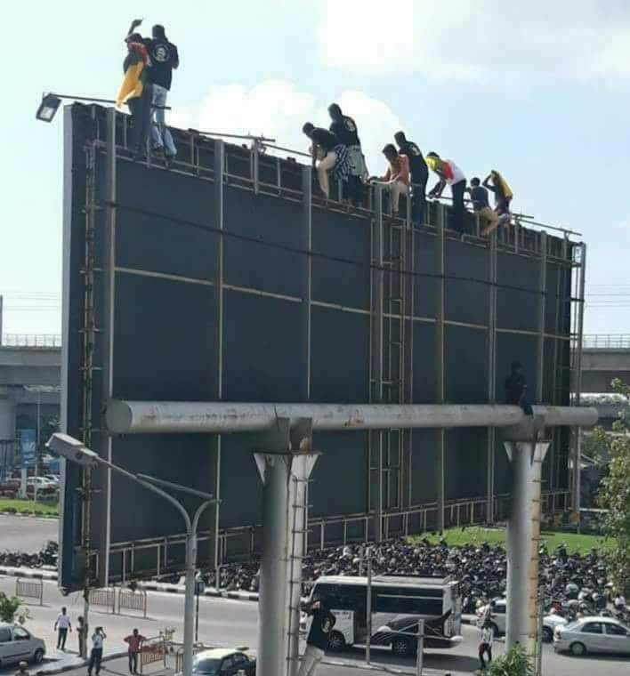 CatchMano2022's tweet image. சாலைகள்ல கருப்புக் கொடி போராட்டம்..
ஆகாயத்துல கருப்பு பலூன் போராட்டம்..
இணையத்துல டேக் ட்ரென்ட் அடிச்சிப் போராட்டம்..
தூள் தமிழா..!! 👌💪💐💐

#GoBackModi 
#Gobackculpritmodi