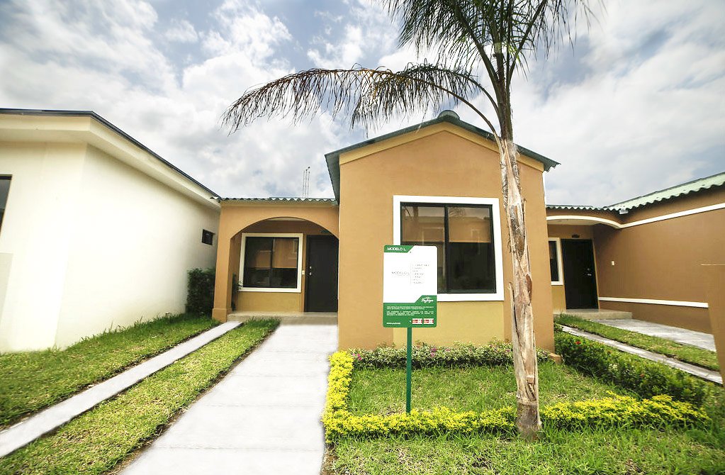 LAJOYAec's tweet photo. ¡Esta podría ser tu mejor elección! Conoce nuestro #ModeloL con 3 dormitorios y 2 baños. Haz click en nuestra web y conoce más detalles de este modelo. https://t.co/vNTMwcmFY3 https://t.co/nZZXEylw6m