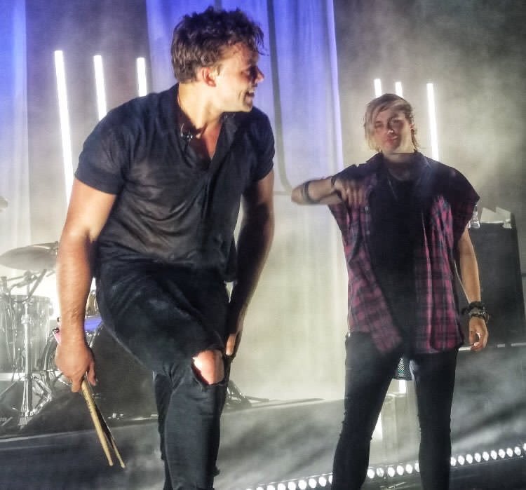 bigdickenergy's tweet image. Michael on stage feat. Ashton #5SOS3SilverSpring | @thegingerzoe