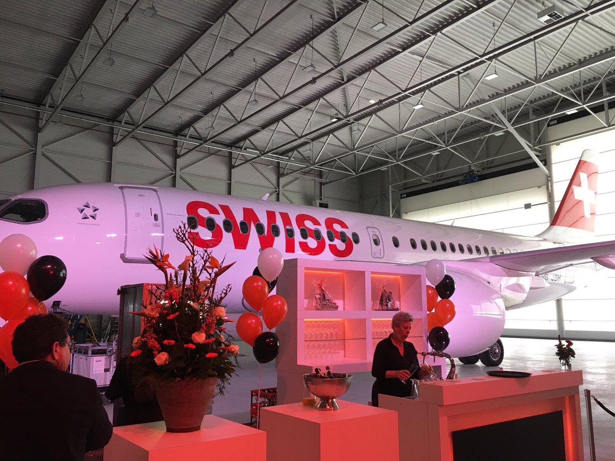 CEO Constant van Schaik van SAMCO Aircrafr Maintenance opent de nieuwe vliegtuighangaar op Maastricht Aachen Airport.