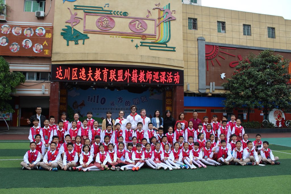 swessels1997's tweet photo. Visiting a public school in Dazhou. #China #ExploreYourWorld #Educational #EnglishTeacher #culture #community #Chinese #youth #uniforms #SouthAfricansAtWork #photograph https://t.co/i3K2f5jGTF