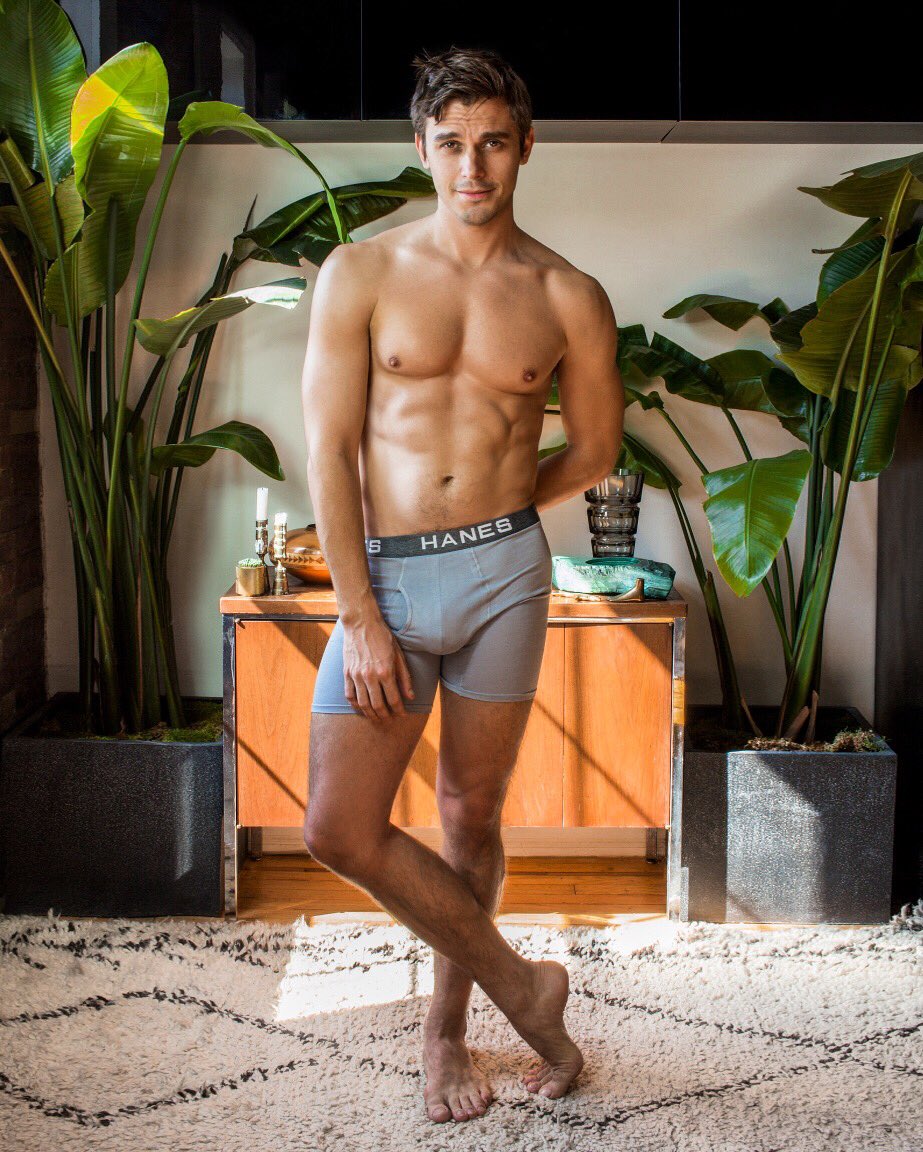Whenever I happen to pose contrapposto, I partner w @Hanes and wear my Comfort Flex Fit Boxer Briefs – they keep everything where it should be comfortably. #VouchForThePouch bit.ly/2v77ZnY