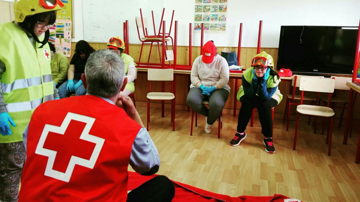 Nuages91's tweet photo. Cuando aprender y divertirse van de la mano... No sabría decir quién disfrutó más, si ellos o nosotros con ellos de este magnifico taller sobre cómo actuar ante ciertas emergencias, realizado desde @CREAguilas junto a la Asociación #ÁguilasDown https://t.co/KdWzjq61fT