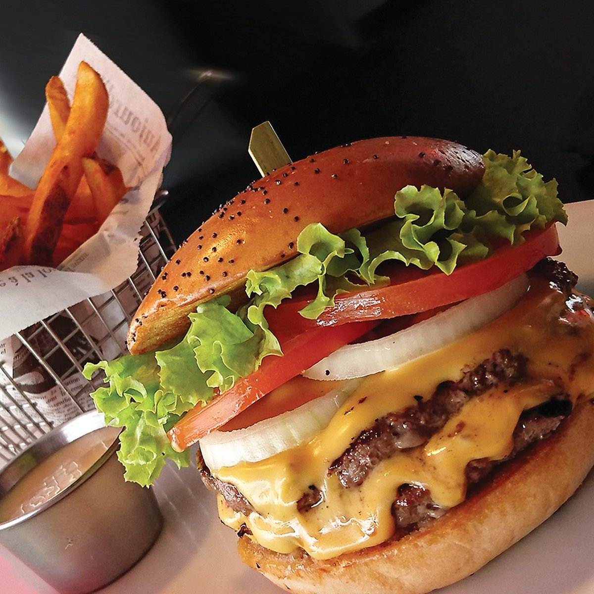 ChefPepperRD's tweet photo. Normal o agrandado? 😋 ANGUS BURGER COMBO por $255 imp. inc. AGRANDA a doble carne y doble queso por sólo $110 más. Incluye papas y Coca Cola o Dasani *Cargo por delivery no incluido. #CP #ChefPepper #Foodporn #Foodie #AngusCheeseBurger https://t.co/3hgFhs55gX