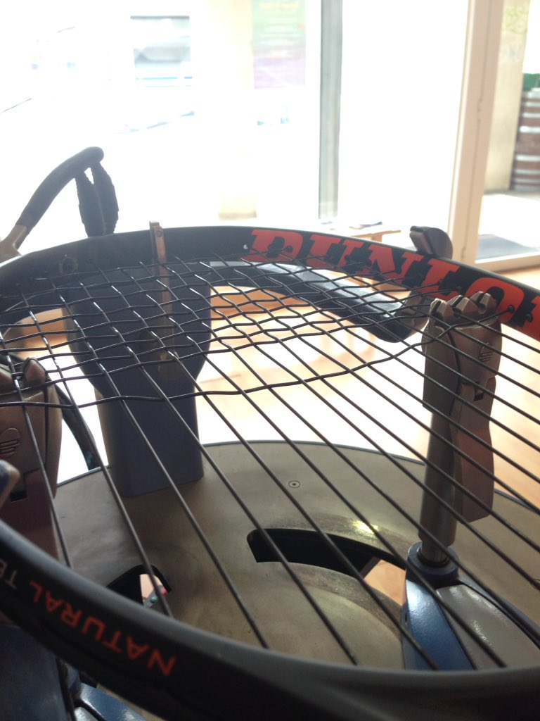 mainDrawtennis's tweet photo. Adivina adivinanza ... A quién pertenece esta raqueta ? 😏 #buenastardes https://t.co/T4ZiEiWiG2