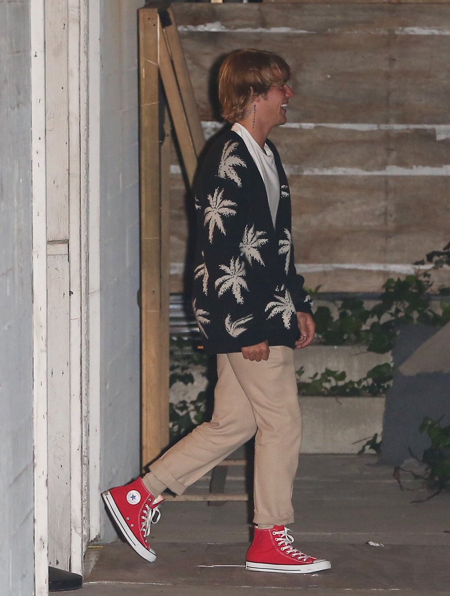 bieberinfoHQ's tweet photo. 11 de abril: Justin Bieber deixando o teatro Saban em Beverly Hills, California. https://t.co/T7UFLkEkgz