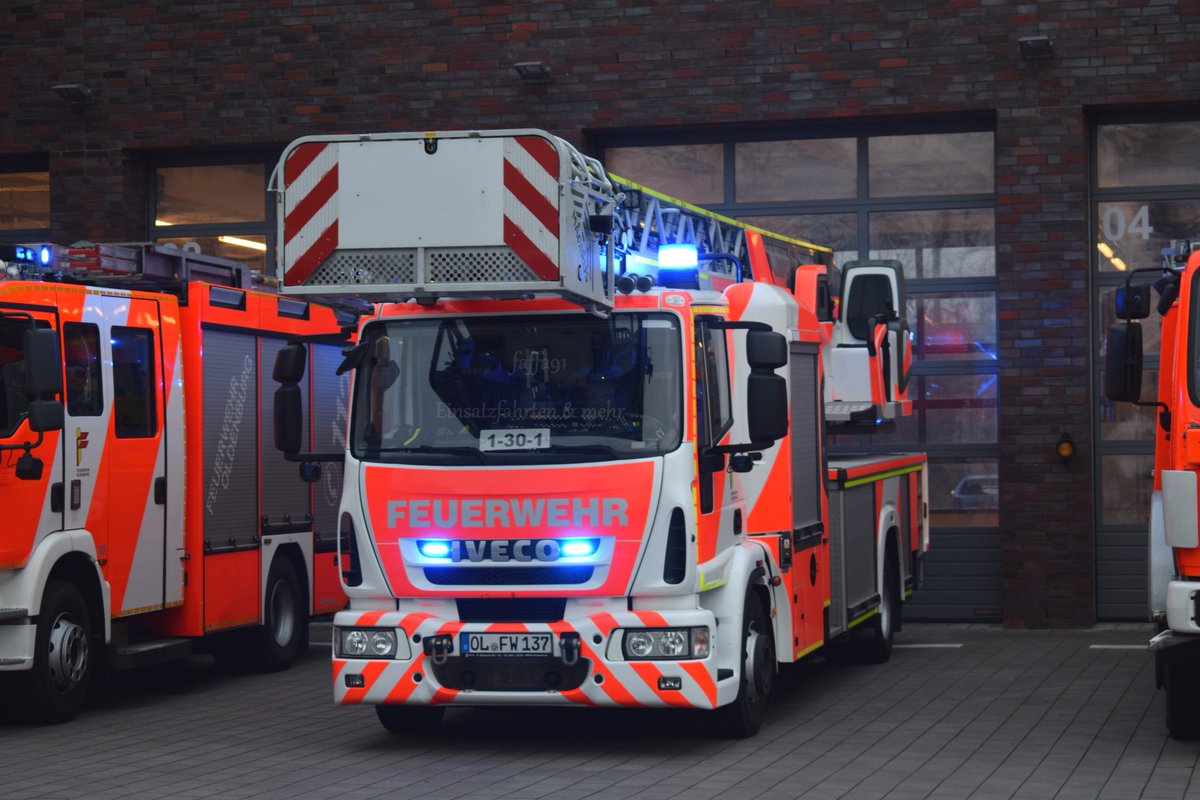 faffa91YT's tweet photo. Ich versuche wieder aktiver auf Twitter zu sein.
Zusehen ist hier die #DLAK #DrehleiterautomatikKorb der #FeuerwehrOldenburg in #Niedersachsen auf #Feuerwache1. Freundlicherweise bereit gestellt für ein #FotoShooting kurz nach einem #BMAEinsatz #Fehlalarm. https://t.co/i5GgM9njxm