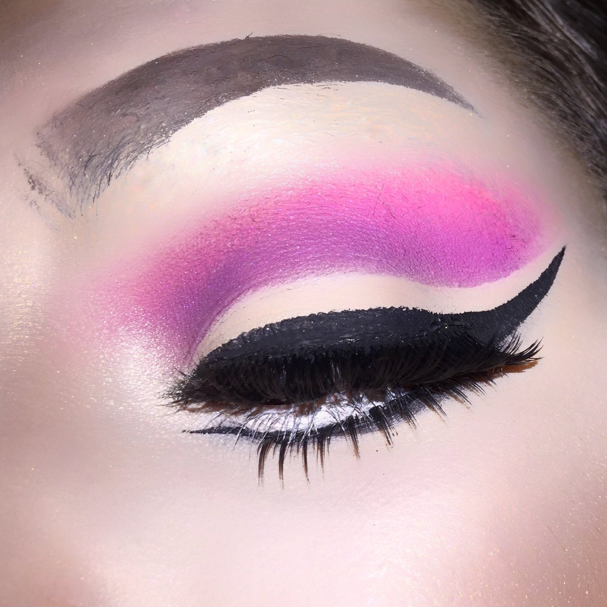 muaems1's tweet photo. The shaky beginnings of drag makeup 👑✨ eyes: @nyxcosmetics @nyxcosmetics_uk #ultimateshadowpalette #brights @maybelline #masterink (matte black) @maybelline #fitmeconcealer (05) @thebalm_cosmetics #meetmattetrimony (Matt Ahmed) #drag #nyx #dragqueen #dragmakeup #makeup #glow https://t.co/llm3ThJGJm