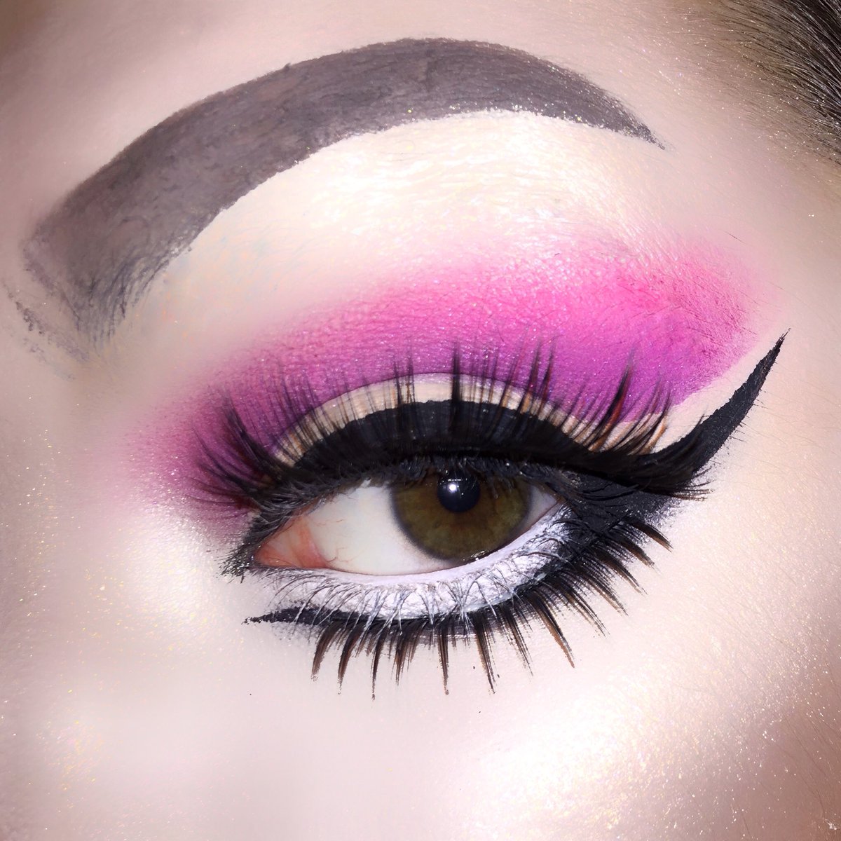 muaems1's tweet photo. The shaky beginnings of drag makeup 👑✨ eyes: @nyxcosmetics @nyxcosmetics_uk #ultimateshadowpalette #brights @maybelline #masterink (matte black) @maybelline #fitmeconcealer (05) @thebalm_cosmetics #meetmattetrimony (Matt Ahmed) #drag #nyx #dragqueen #dragmakeup #makeup #glow https://t.co/llm3ThJGJm