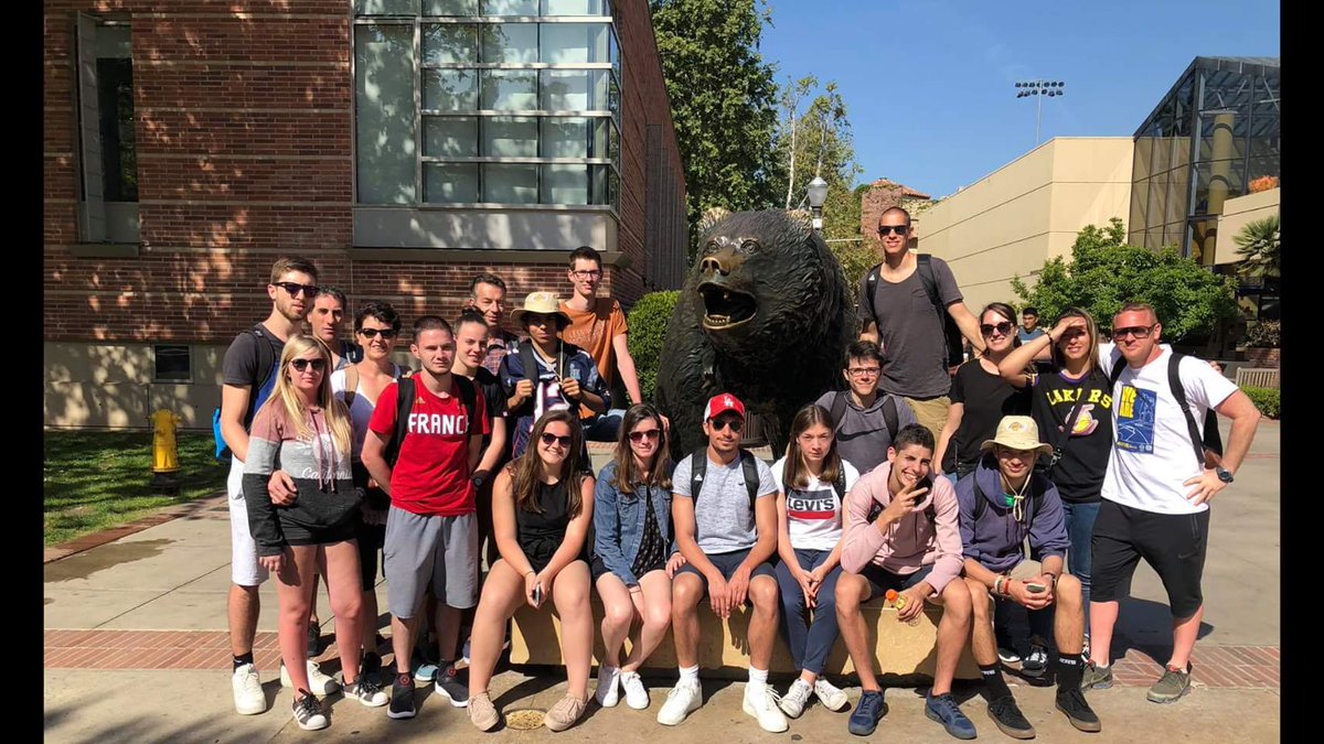 Coast2Coastasso's tweet photo. DAY 6:
Nous finissons notre séjour en Californie par 
la visite de #UCLA !! 🌞🏀
Bervely Hills / rodeo drive 👠🛍👗🕶
Et bien sûr notre 3ème et dernier match #NBA de la semaine 
#Clipppers vs #Lakers https://t.co/4qh3g15Maz