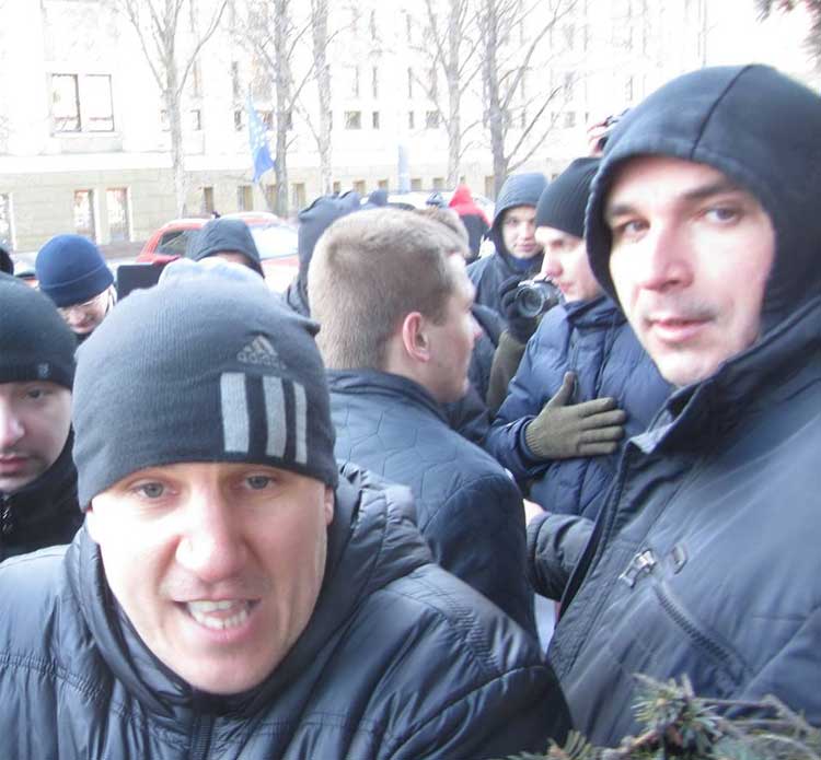 inforpostcom's tweet image. Титушки из Горловки, которые 13.03.2014 в Донецке избивали украинцев. Банда Армена, один из них крутится в МГБ, отец ездит в Украину.
1) Умеренков Владимир Владимирович (14.07.1981), ул. Умова-12.
2) Босых Станислав Юрьевич (1.02.1982), ул. Новгородская-19.