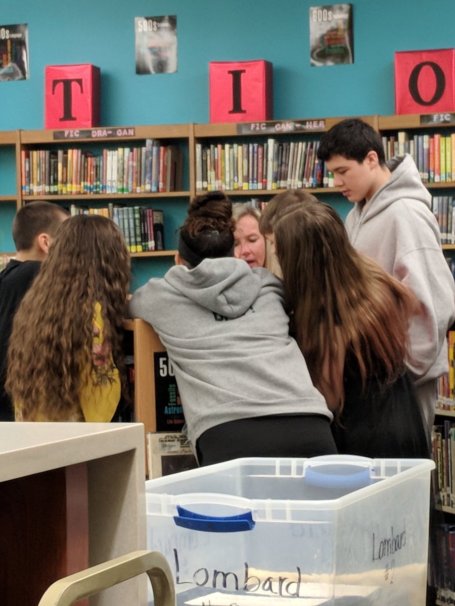 LeesaFarmer's tweet photo. 7th grade using their Library time reading "The Arrival" #wearelombard #lovelombardlibrarytime https://t.co/98OWYXPP4i