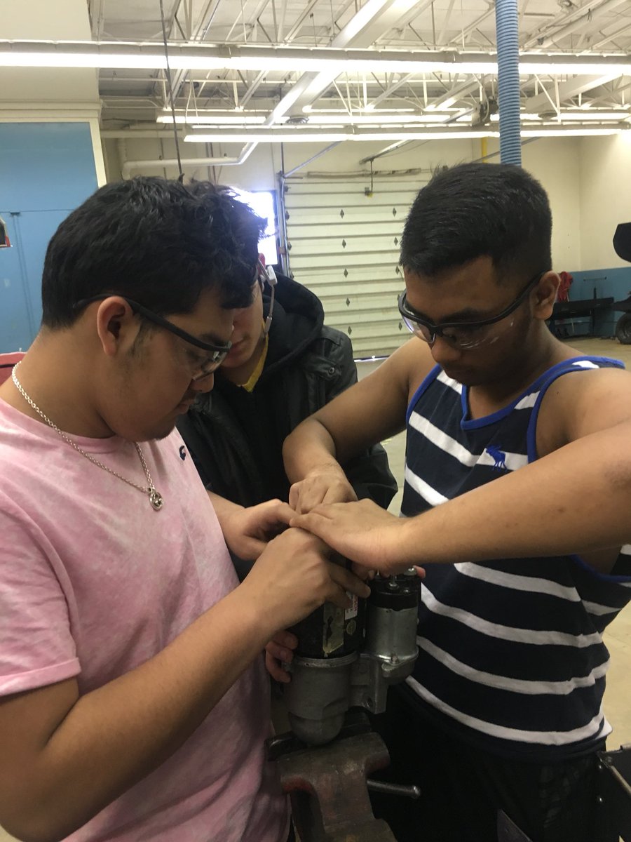 APSAutoTechcc's tweet image. Mr. Little’s Auto tech class taking starters apart! #groupwork.  @arli_learn ,@APS_CTAE , @APSCareerCenter , @ACC_Collision