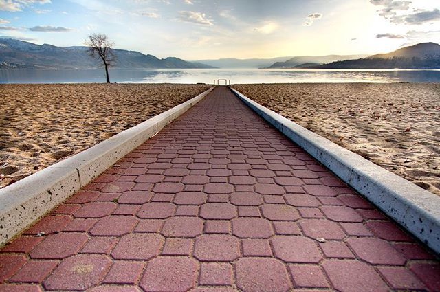 t3higgins's tweet photo. Wishing for ☀️⛱🌊🌴
.
.
.
.
#okangan #kelowna #tourismkelowna #kelownaviews #lakelife #sunset #tourismbc #tbt #landscapephotography https://t.co/mD58Fk4epV https://t.co/Gyd31BRzlU