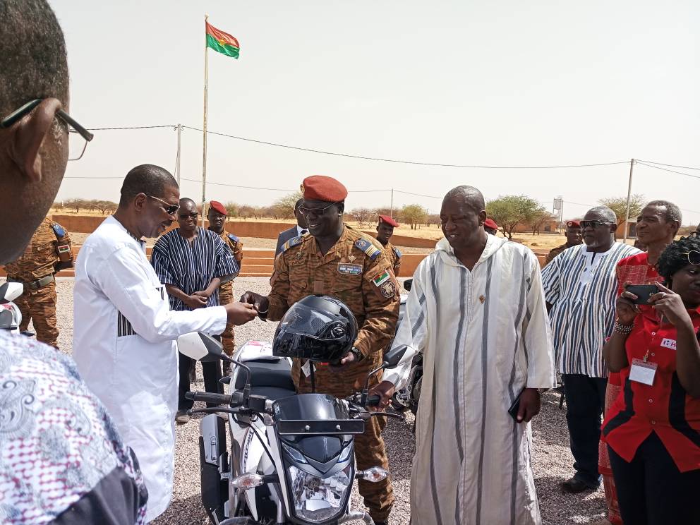SemSakande's tweet photo. Ce mercredi 11 avril, j’ai présidé la cérémonie officielle de remise de dons à nos boys du 11ème Régiment d’infanterie Commando de Dori. Je veux que nos soldats au front sachent que le peuple que les députés représentent est avec eux nuit et jour. https://t.co/vk4b1CMjPx