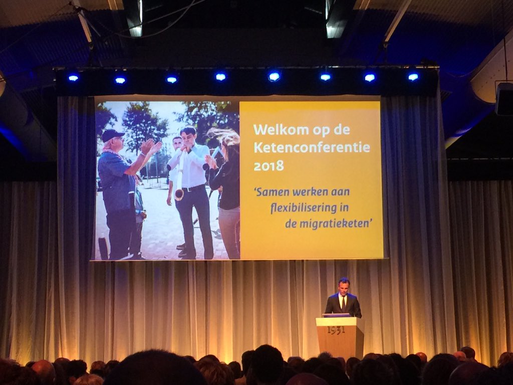 Staatssecretaris <a href="/markharbers/">Mark Harbers</a> opent de #ketenconferentie. 'Hou elkaar vast' geeft hij deze aanwezigen mee na een toelichting op de migratiebrief.