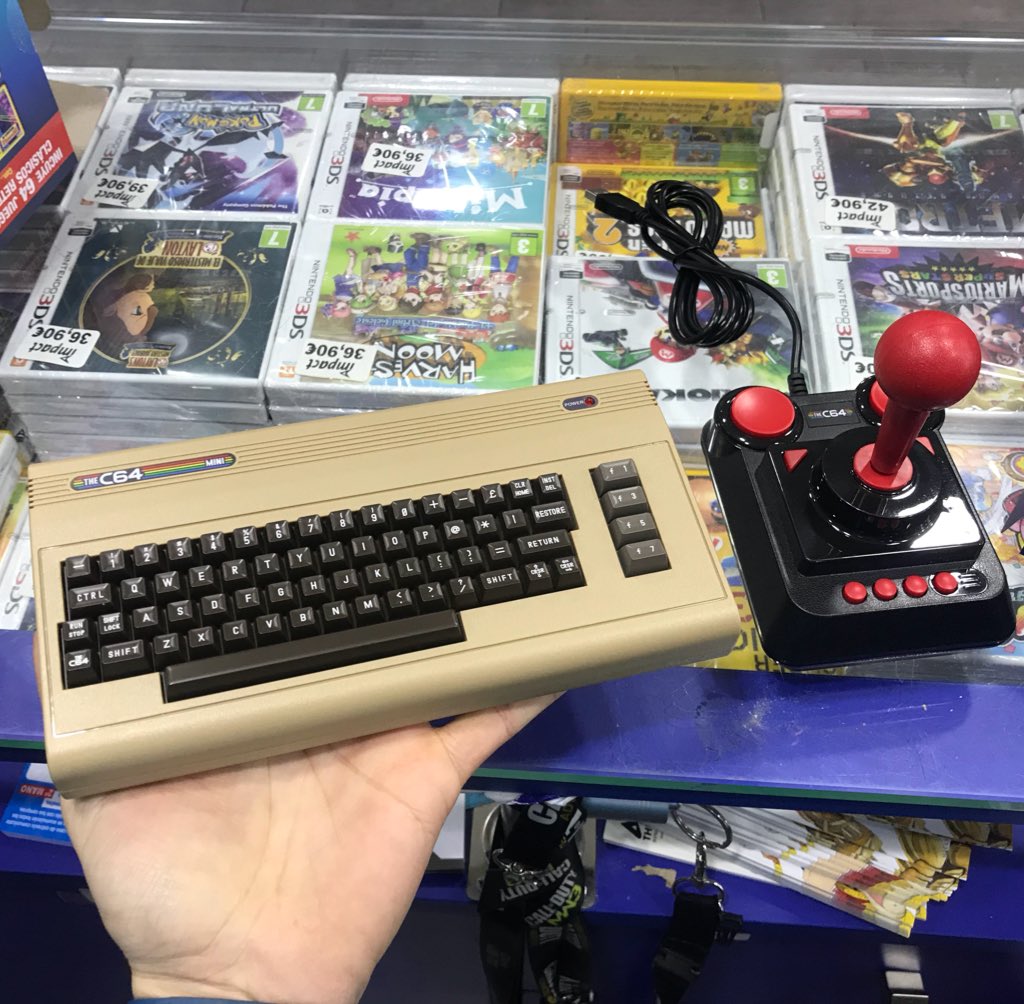 ImpactGame_es's tweet photo. Nos muestran una replica de la #comodore64mini simplemente espectacular 😍😍😍 si, somos viejos, que pasa! 😂 gracias a @KochMedia_es que piensan en los mayores 😜 otra para la coleccion! A la venta a partir de mañana! https://t.co/BHS2brCYSp