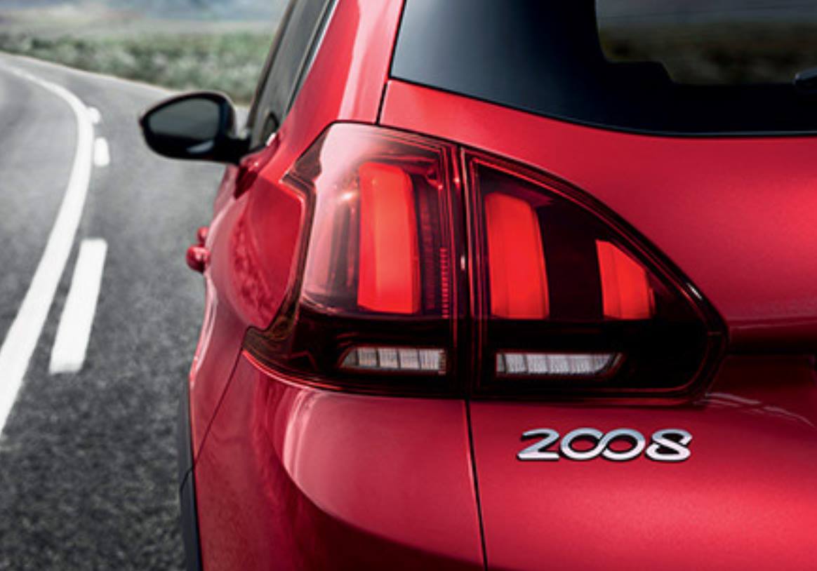 Las luces traseras, que retoman el característico estilo PEUGEOT, integran tres garras de color cálido para potenciar el efecto 3D

bit.ly/2CIO8Pj